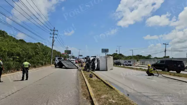 Bomberos atendieron el derrame de gasolina de la camioneta, evitando un incendio