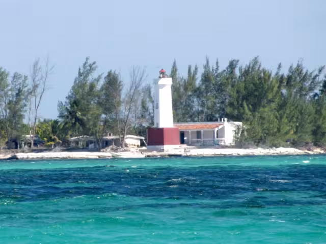 De avanzar el problema, podría desaparecer la casa del farero; pescadores y touroperadores piden instalación de geotubos