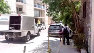 Trabajadores del lugar al no obtener respuesta del extranjero para retirarse del lugar al terminar su fecha de estadía, llamaron a las autoridades