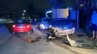 Por ver su celular mientras manejaba, conductor provoca accidente en Chetumal