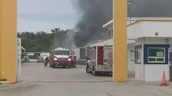 El reporte movilizó a cuerpos de emergencias, quienes acudieron de forma inmediata a controlar el fuego