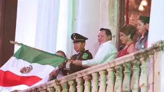 La ceremonia cívica inició a las 22:55 horas con el arribo del Gobernador en compañía de su esposa, la presidenta honoraria del DIF Yucatán, maestra Wendy Méndez Naal