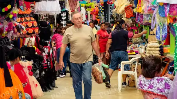 Las ventas por el Día de los Fieles Difuntos dieron un respiro económico a los comerciantes del mercado Alonso Felipe de Andrade.