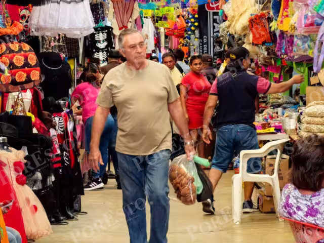 Las ventas por el Día de los Fieles Difuntos dieron un respiro económico a los comerciantes del mercado Alonso Felipe de Andrade.