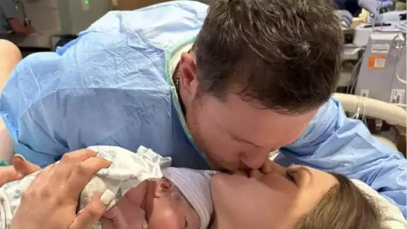 Canelo celebra la llegada de su quinto hijo. Canelo celebra la llegada de su quinto hijo.