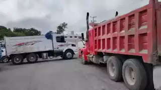 Volqueteros bloquean nuevamente carretera de Chetumal ante la falta de pagos