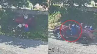 Aparatosa volcadura en Campeche;    conductor sobrevive al  caer de una  pendiente: VIDEO