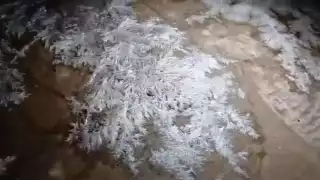 El fenómeno fue registrado en video por los propios pobladores, quienes no salían de su asombro al ver cubierto de fino hielo el piso de una casa en plena región tropical