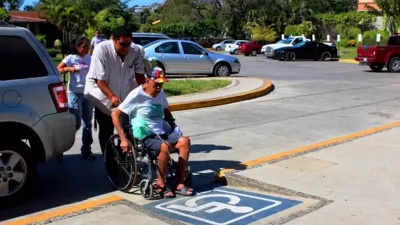 Las tarjetas de acreditación ayudarán a respetar los espacios designados para personas discapacitadas