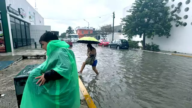 Por toda la ciudad se registraron grandes encharcamientos, que eran infranqueables para muchos ciudadanos