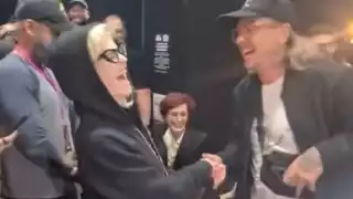 VIDEO: Kelly Osbourne se compromete con Sid Wilson durante concierto de Black Sabbath