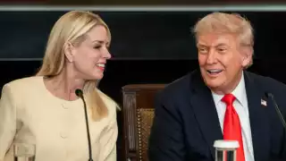 Pam Bondi, fiscal de EU, ubica a México en lista de países rivales