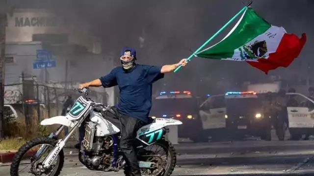 Motociclista con bandera de México, buscado por el FBI por ataque a agentes en protestas