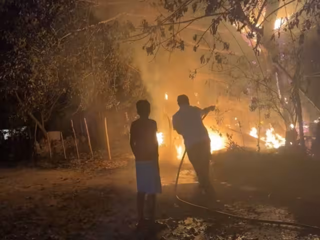 Con una manguera y cubeta de agua se intentó apagar las llamas