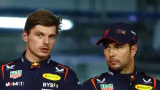 Hamilton lidera P3 mientras Verstappen lucha por el ritmo  y Checo Pérez termina 18