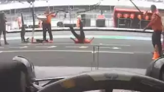Mecánico de Ferrari pierde la "pista" y su caída se hace viral en el GP de México 2024: VIDEO