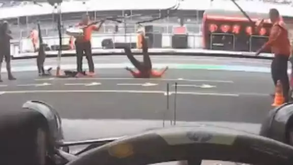 Mecánico de Ferrari protagoniza caída viral en el GP México 2024