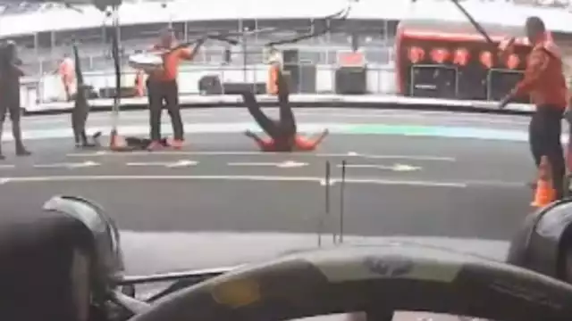 Mecánico de Ferrari protagoniza caída viral en el GP México 2024