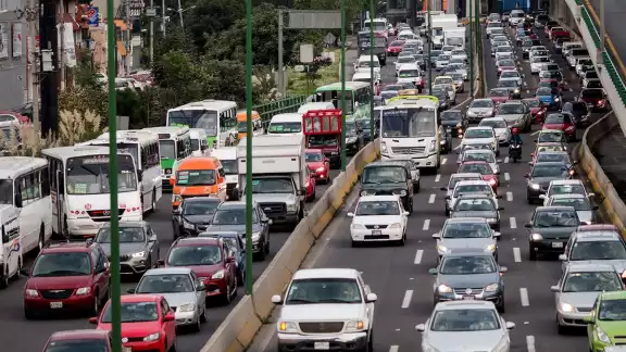 El objetivo del programa Hoy no Circula es reducir la contaminación atmosférica 