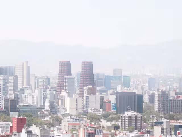 En cuanto al transporte, se impusieron restricciones a la circulación para vehículos con holograma 1 y 2