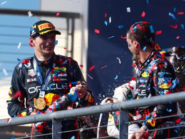 Max celebrando en el podio