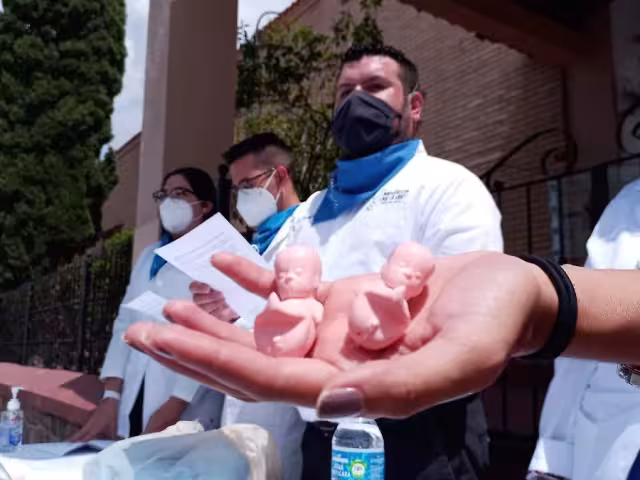 Los médicos pueden oponerse a realizar el aborto, pero están obligados a canalizar a la paciente a otra unidad para garantizar su atención