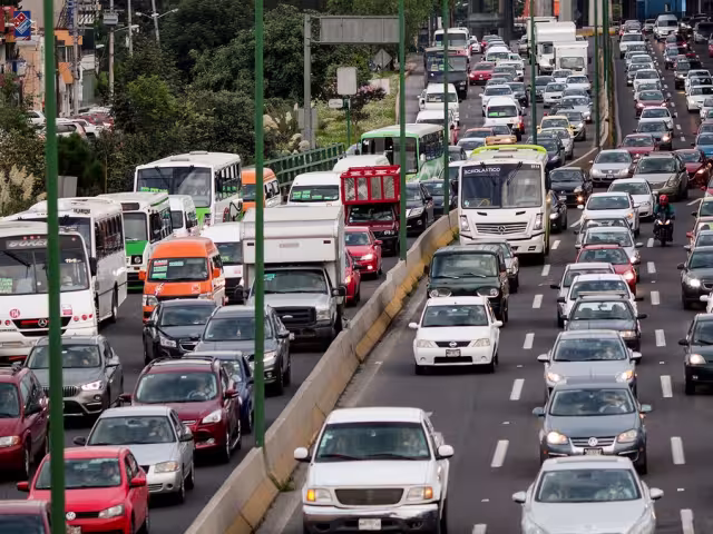 El programa Hoy No Circula es una medida ambiental que restringe la circulación vehicular en días específicos