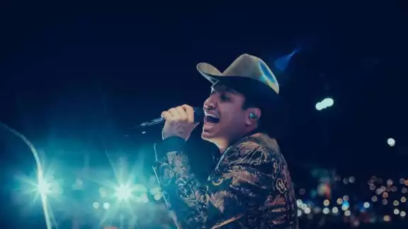 Julión Álvarez es un reconocido artista musical con numerosos éxitos y premios, incluyendo un Grammy Latino. Julión Álvarez es un reconocido artista musical con numerosos éxitos y premios, incluyendo un Grammy Latino.