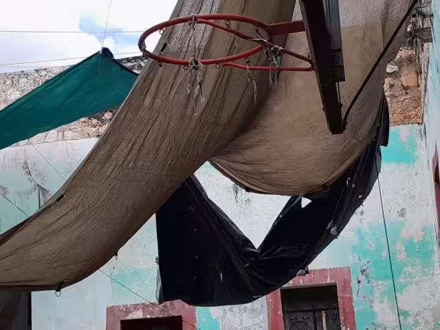 Los fieles se preparan para realizar las reparaciones