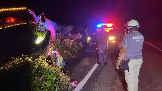 Trailero sufre aparatoso accidente en el tramo Felipe Carrillo Puerto–Tulum