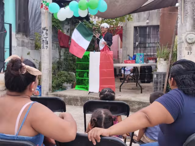 Axel celebra la Independencia de México caracterizado de AMLO