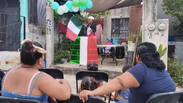 Axel celebra la Independencia de México caracterizado de AMLO
