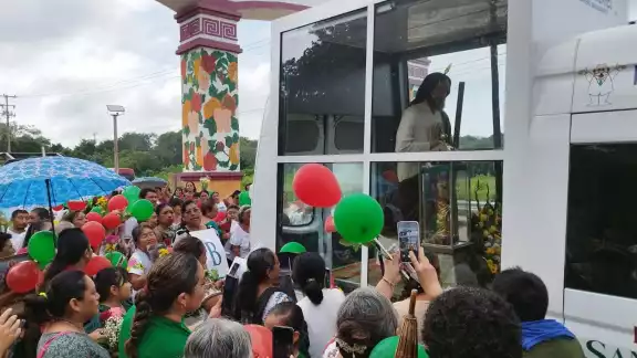 Feligreses católicos rodearon el transporte donde se encontraba la figura Feligreses católicos rodearon el transporte donde se encontraba la figura