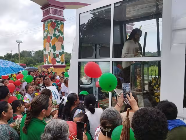 Feligreses católicos rodearon el transporte donde se encontraba la figura