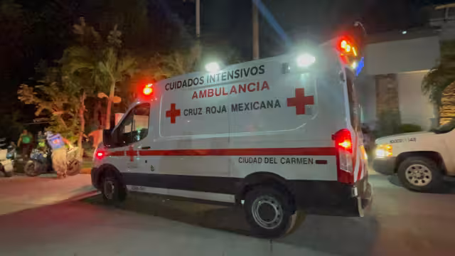 Una pareja de motociclistas fue atendida por paramédicos tras ser accidentada por un conductor de una camioneta de Pemex