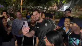 Adrián Marcelo convive con fans yucatecos en la Plaza Grande de Mérida