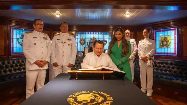 El Gobernador firmó el libro de visitas distinguido o libro de honor de la embarcación