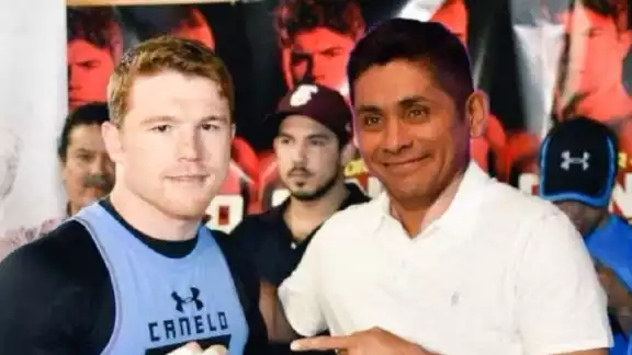 Canelo Álvarez amenaza a Jorge Campos en evento de golf