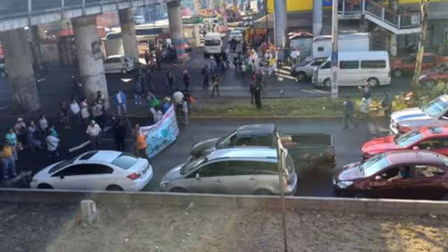Vecinos bloquean la Avenida Central de Ecatepec manifestándose por inundaciones