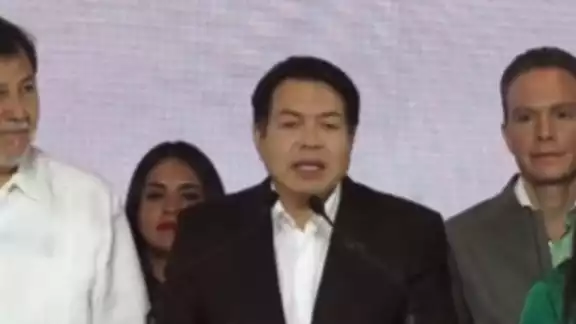 Mario Delgado, líder nacional de MOrena (centro)