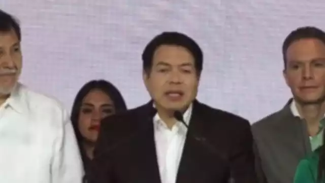 Mario Delgado, líder nacional de MOrena (centro)