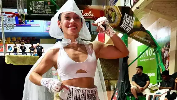 La gladiadora desde el arranque de la batalla se "echó" a la bolsa a los asistentes a la función de box La gladiadora desde el arranque de la batalla se "echó" a la bolsa a los asistentes a la función de box