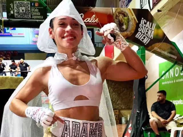 La gladiadora desde el arranque de la batalla se "echó" a la bolsa a los asistentes a la función de box