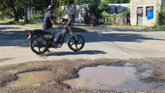 Baches en la avenida Concordia provocan accidentes y caos vial en Champotón