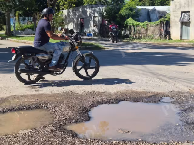 Baches en la avenida Concordia provocan accidentes y caos vial en Champotón