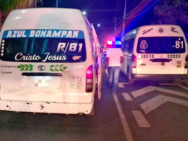 El accidente ocurrió en la avenida Los Tules, fraccionamiento Villas Otoch. Informaron que el operador del transporte público fue remitido ante el Ministerio Público