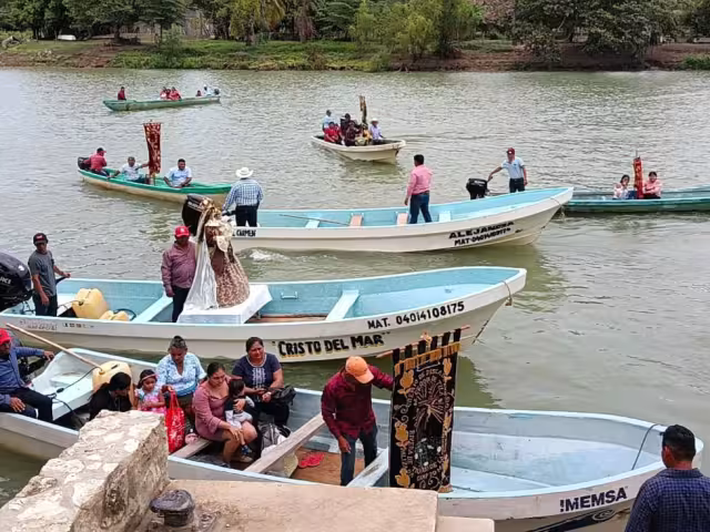 Se realizó una procesión acuática por el río Palizada con imágenes religiosas.