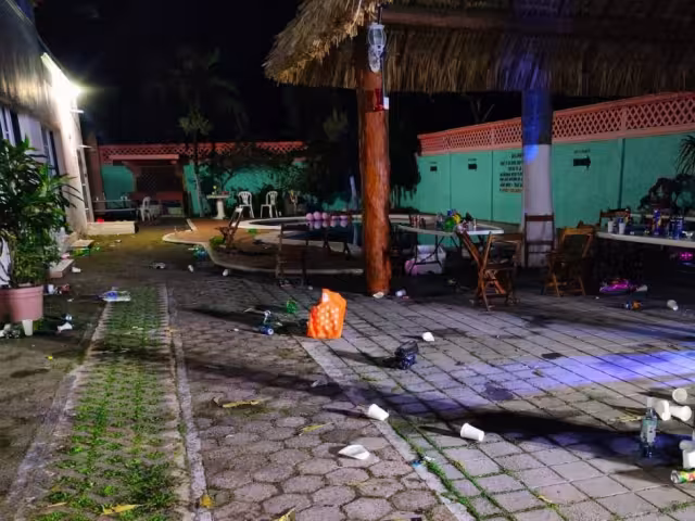 Tras una reunión 12  adolescentes fueron  entregados a sus  padres por la policía