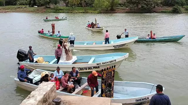 Se realizó una procesión acuática por el río Palizada con imágenes religiosas.