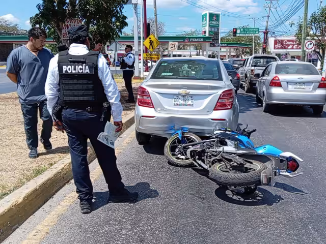Motociclista derriba auto tras no frenar a tiempo en Campeche